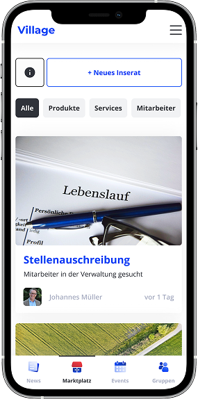 Smartphone mit geöffneter ‚Village‘-App, die im Bereich Marktplatz eine Stellenanzeige zeigt: Mitarbeit in der Verwaltung gesucht.