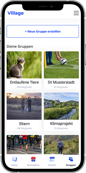 Smartphone mit geöffneter ‚Village‘-App, die verschiedene Gruppen anzeigt, darunter ‚Entlaufene Tiere‘, ‚SV Musterstadt‘, ‚Eltern‘ und ‚Klimaprojekt‘.