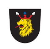 Schwarzes Wappen mit goldenem Löwenkopf, roter Zunge und roter Krone mit weißen Spitzen und blauem Mittelstein.