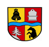 Viertelgespaltenes Wappen: oben links goldener Grund mit schwarzer Glocke, oben rechts roter Grund mit silbernem Taufstein, unten links roter Grund mit silberner Tanne, unten rechts goldener Grund mit schwarzem steigenden Pferd; mittig ein blauer Wellenbalken.