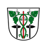 Wappen mit weißem Hintergrund: in der Mitte eine rote Stange, umwunden von grünem Weinlaub mit zwei Trauben; links und rechts je ein schwarzes Werkzeug mit Kreuzform.