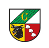 Geteiltes Wappen: schräg grüner Balken mit goldenem C auf weißem Grund, unten links goldener Schild mit schwarzem Stierkopf, unten rechts roter Schild mit drei silbernen Lindenblättern.