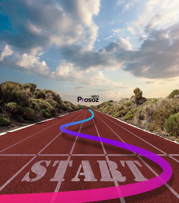 Eine rote Laufbahn mit der weißen Aufschrift „START“. Über die Bahn verläuft eine geschwungene, bunte Linie in Pink und Blau, die in der Ferne beim Logo „Prosoz Neo“ endet. Im Hintergrund sind Büsche und ein bewölkter Himmel zu sehen.