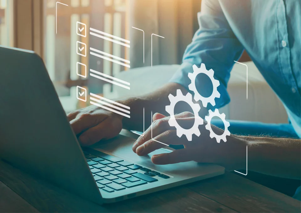 Person arbeitet an einem Laptop, daneben eingeblendete Symbole für Checklisten und Zahnräder als Zeichen für Automatisierung.