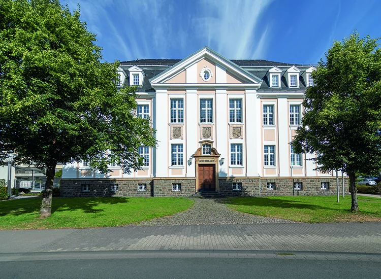 Kreishaus Olpe – historisches Verwaltungsgebäude im Kreis Olpe mit klassizistischer Fassade, Sitz der Kreisverwaltung unter blauem Himmel.